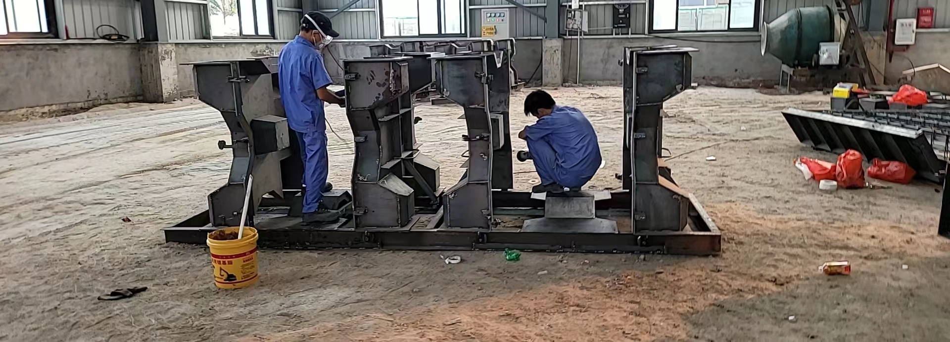 福建海港码头的一种四脚锥体模具挡浪墙钢模板生产厂家