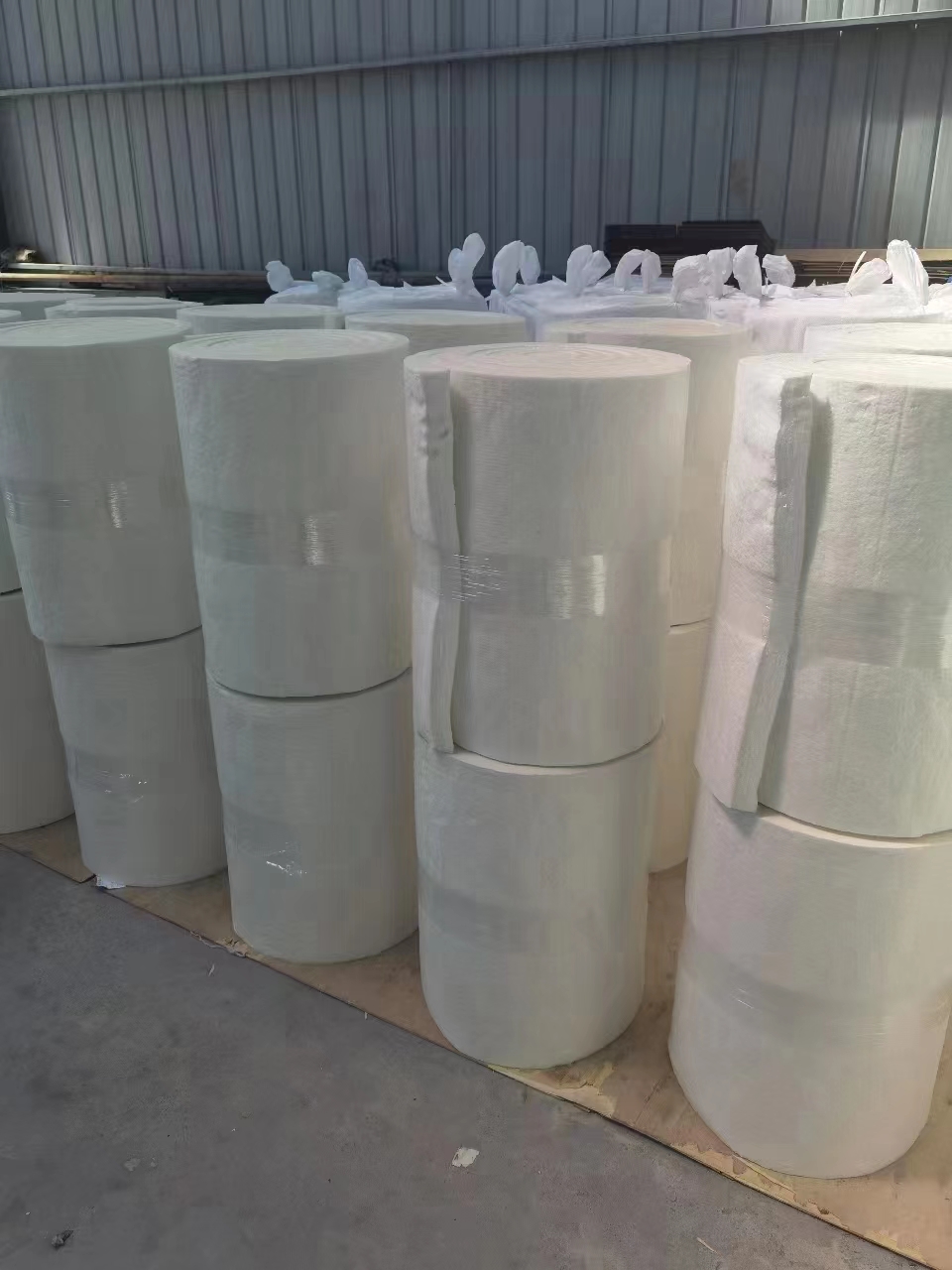 硅酸铝针刺毯硅酸铝纤维毡复合铝箔硅酸铝保温卷板价格低生产厂家