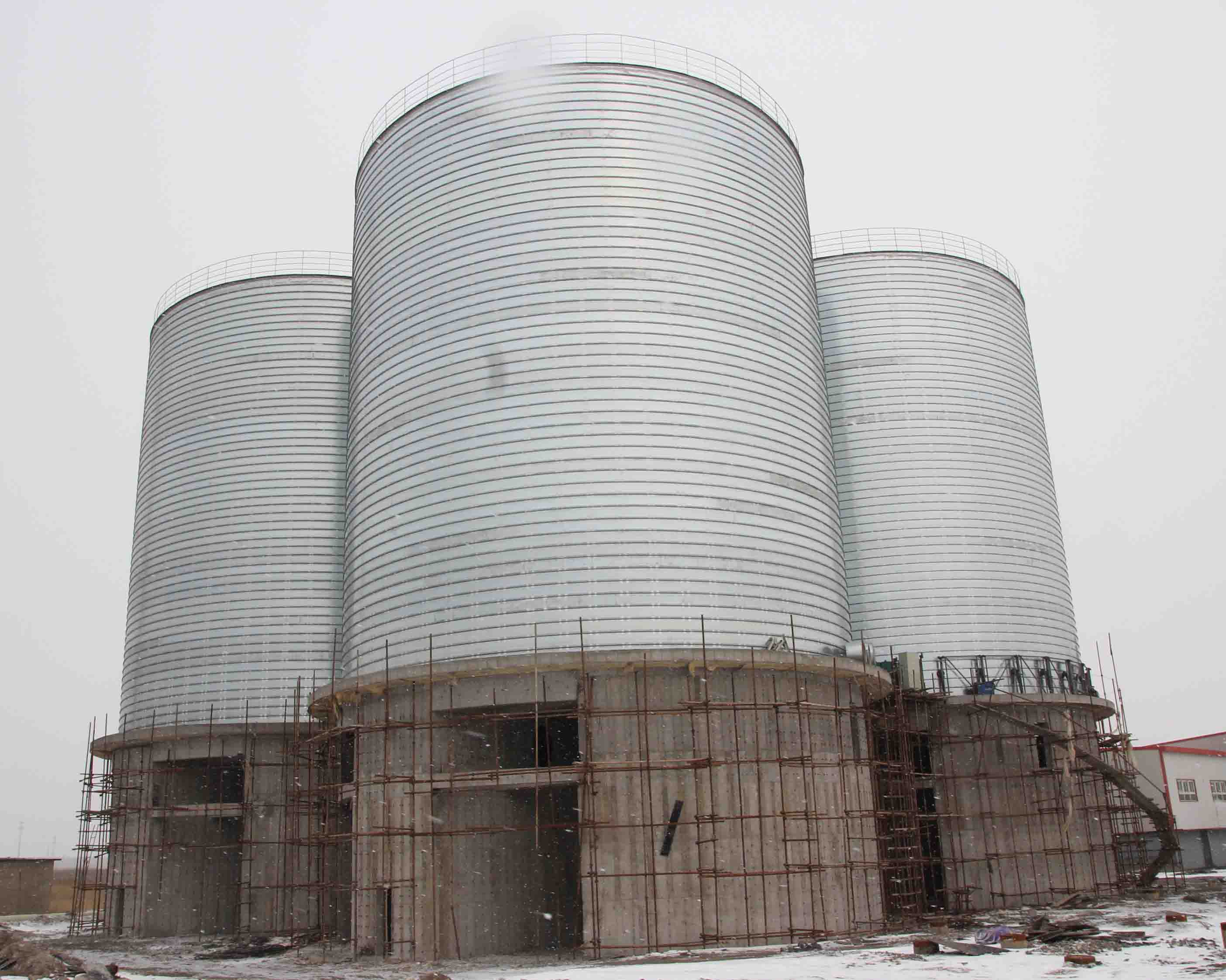 2座 直径16米 高26.5米 混凝土高架式卷板仓 工艺成熟 建设工期短