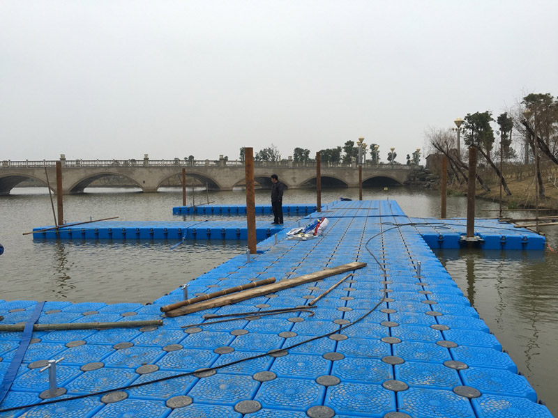 社区公园水上浮桥素材供应 PE平台浮筒