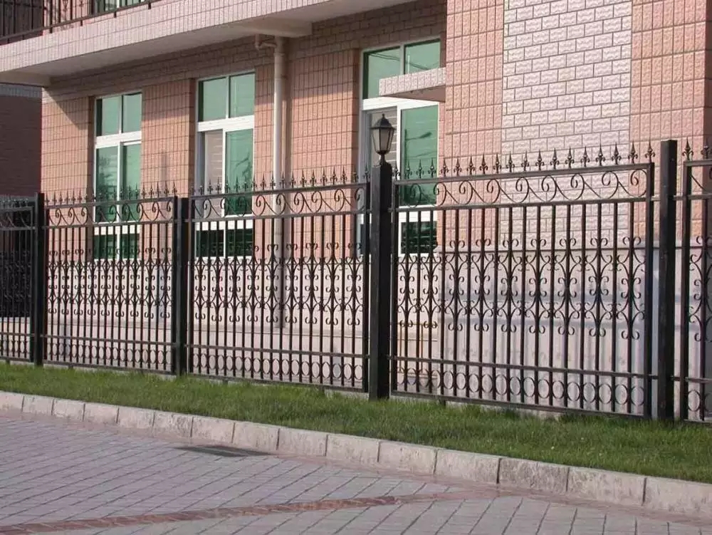 深圳停车场防护栅栏 生态园林围墙护栏 厂区锌钢围栏定制