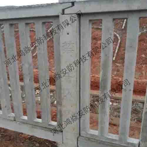 郑州铁路水泥防护栅栏报价 高铁米路基护栏厂家