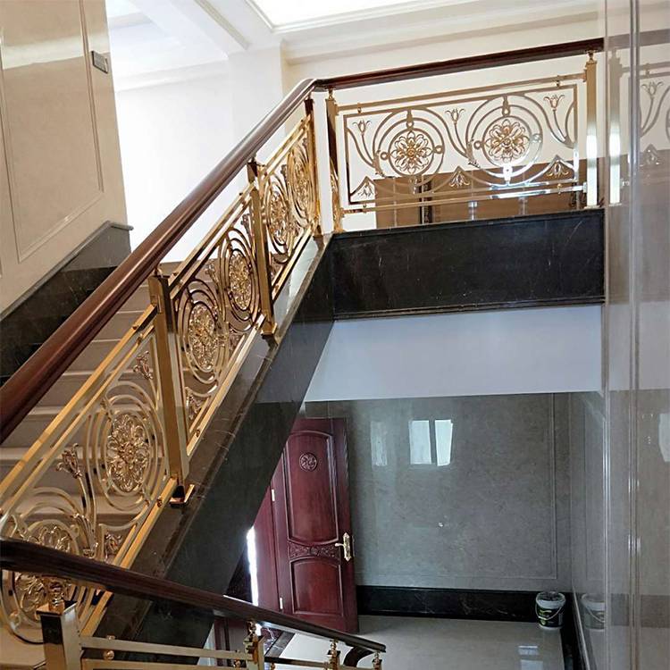 这个款的别墅室内装饰铜雕花楼梯扶手安装效果不错