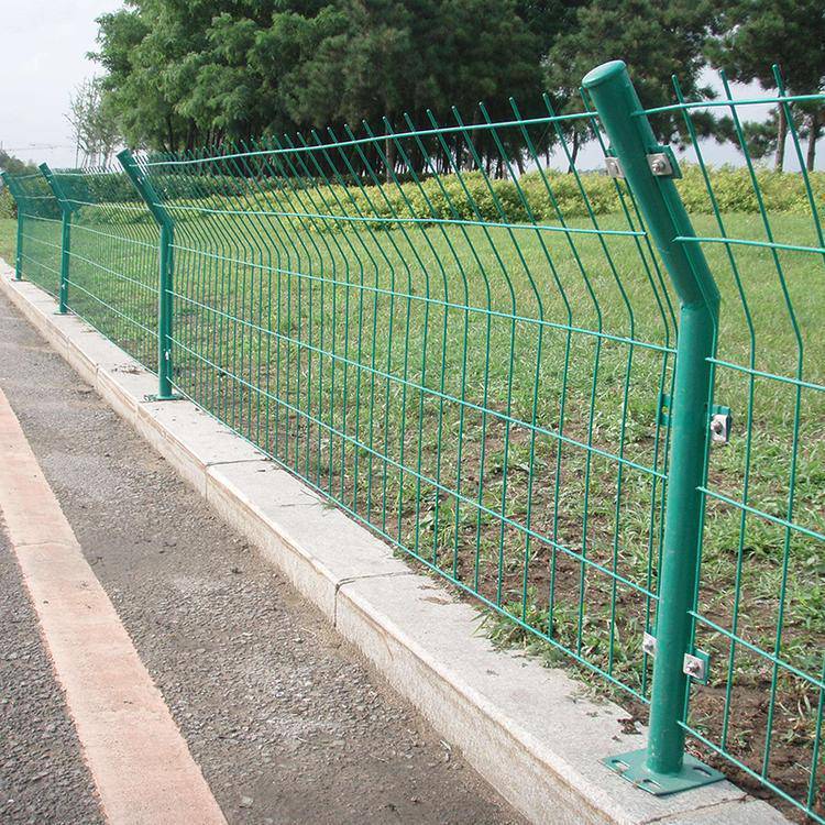 供应公路隔离栅栏 道路防护网 养殖圈地围栏网