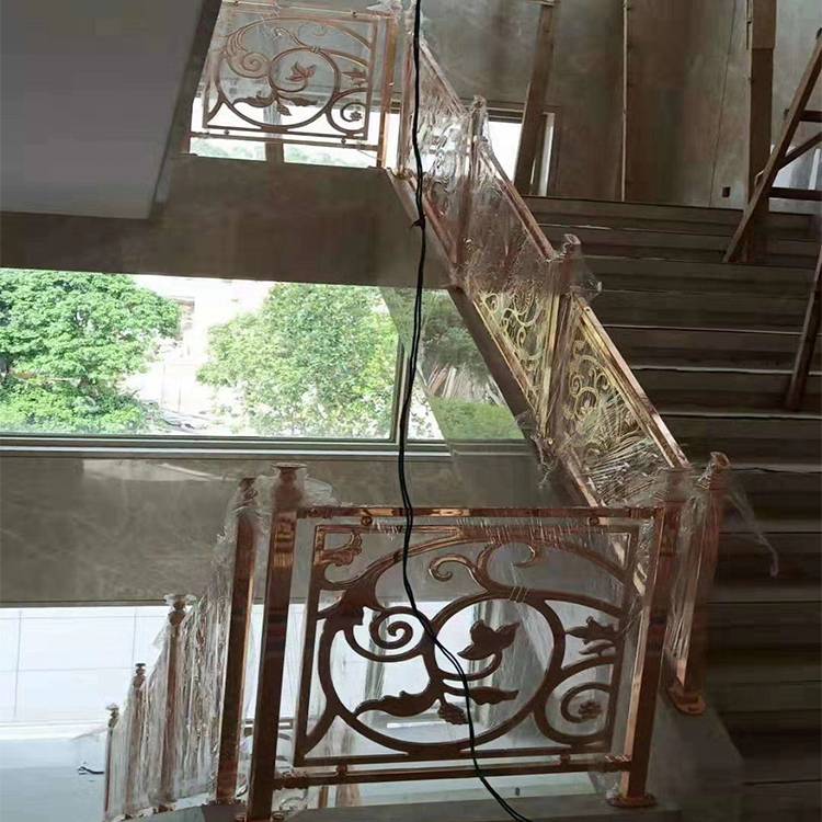 使用艺术设计雕花楼梯护栏装饰别墅 铝板亮面玫瑰金栏杆