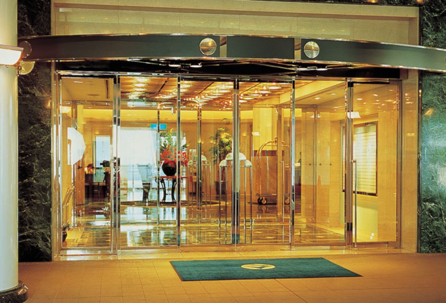 珠海拱北酒店玻璃自动门安装维修，自动门感应器
