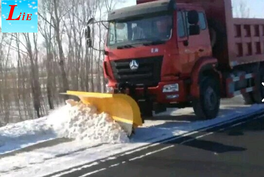 汽车加装推雪铲