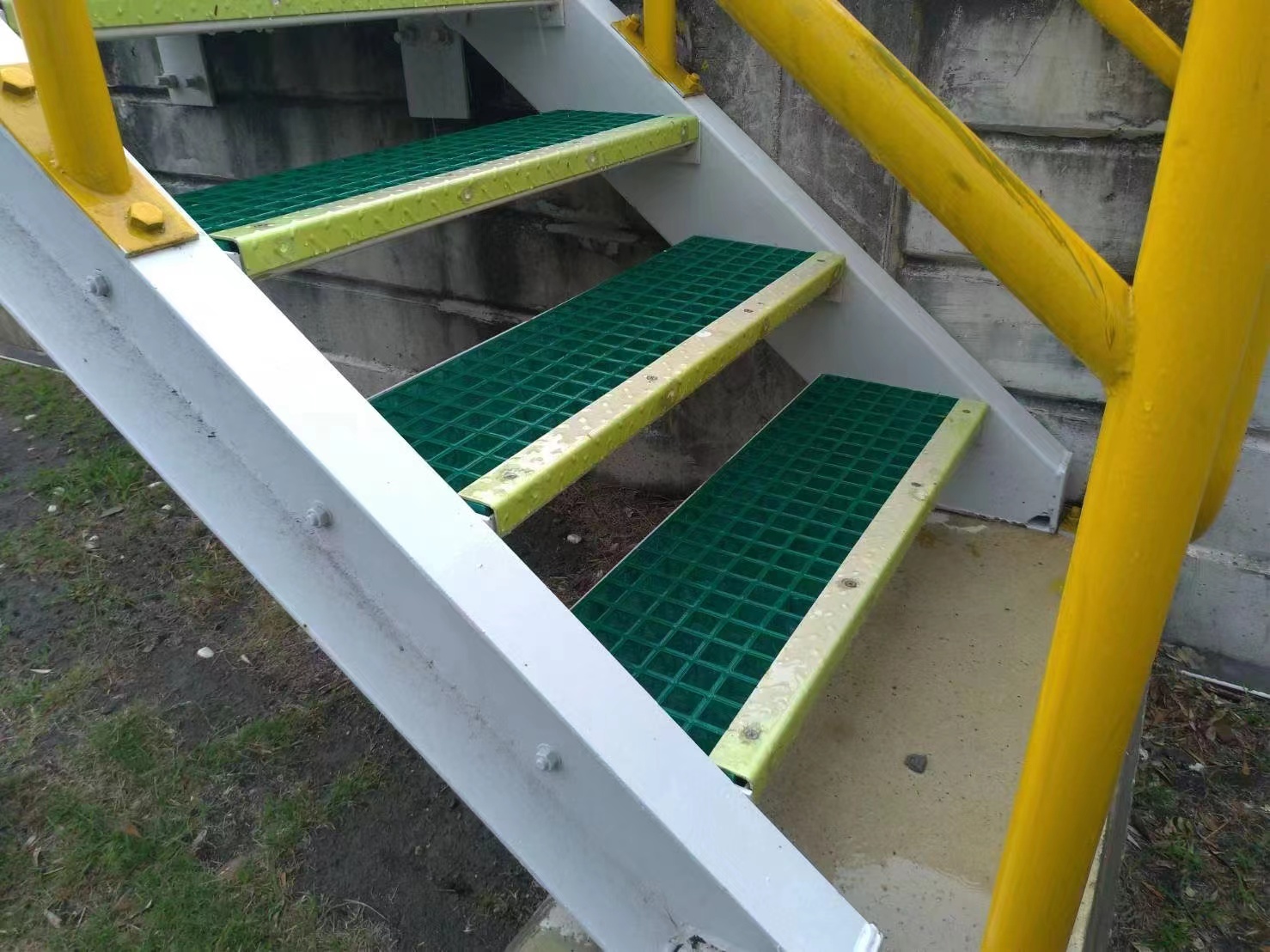 高承载FRP美标生产高端玻璃钢楼梯板走道板