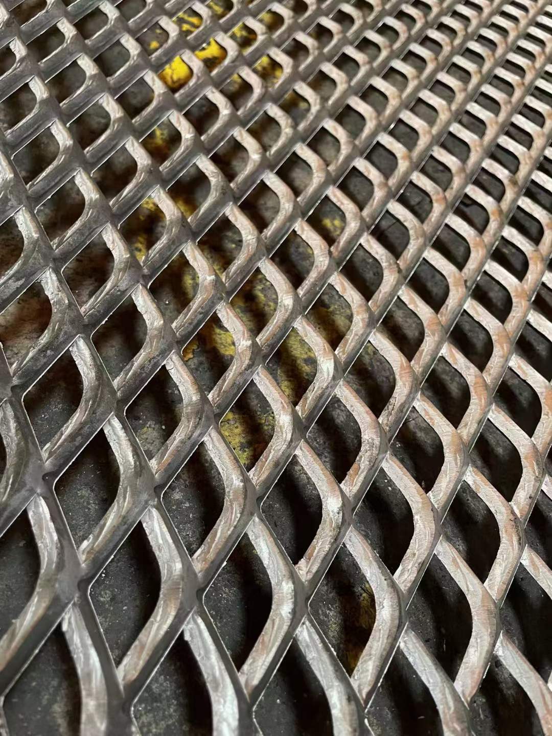广东销售钢板网 不锈钢鱼鳞网 冲压拉伸扩张网 小孔钢板网 可生产加工，有毛刺