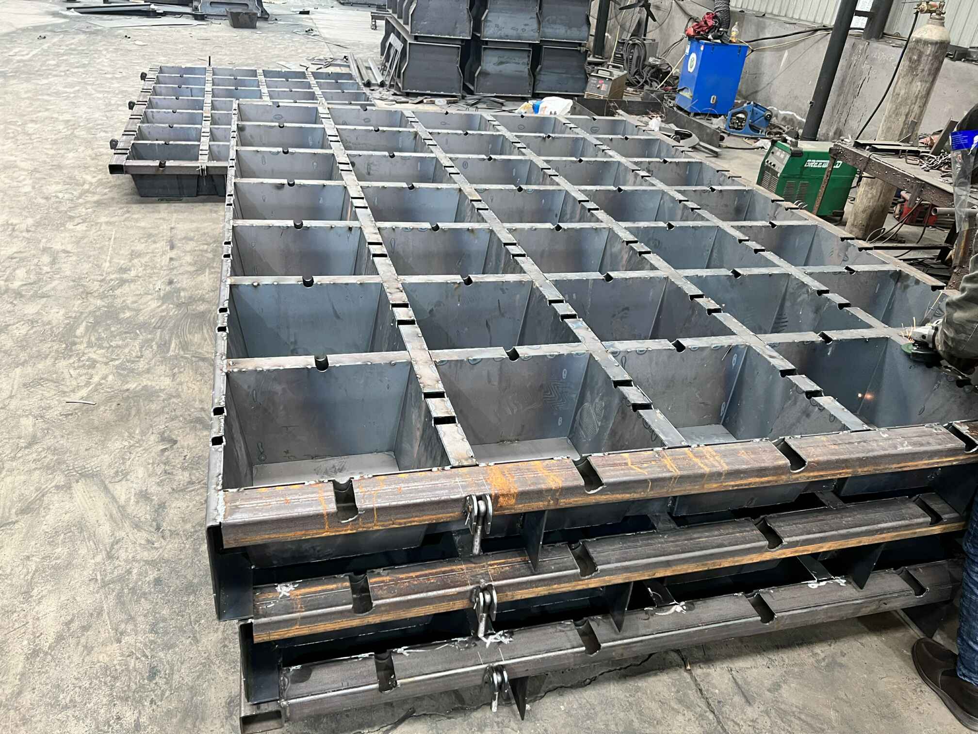 江苏海港堆头铺设的一种联锁排定型模板海底防塌陷的连锁块模具