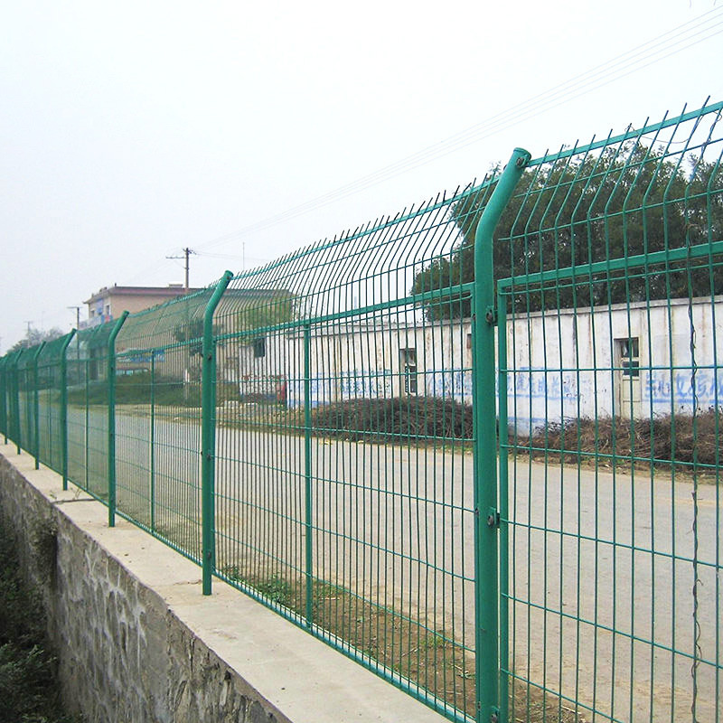 新疆边框护栏网和双边丝护栏网之间的区别