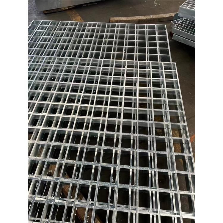 铁岭沟盖钢格板 航众丝网 在预安装好的支承上用螺栓夹国定或焊接固定