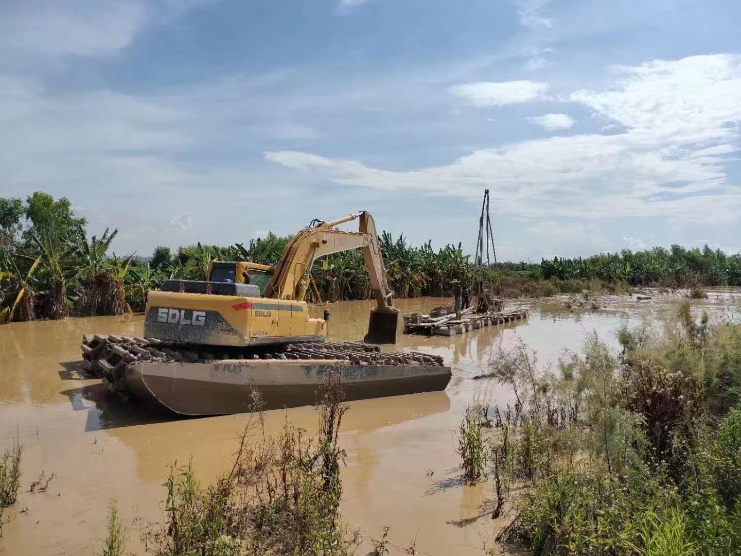 湖州湿地水库挖掘机