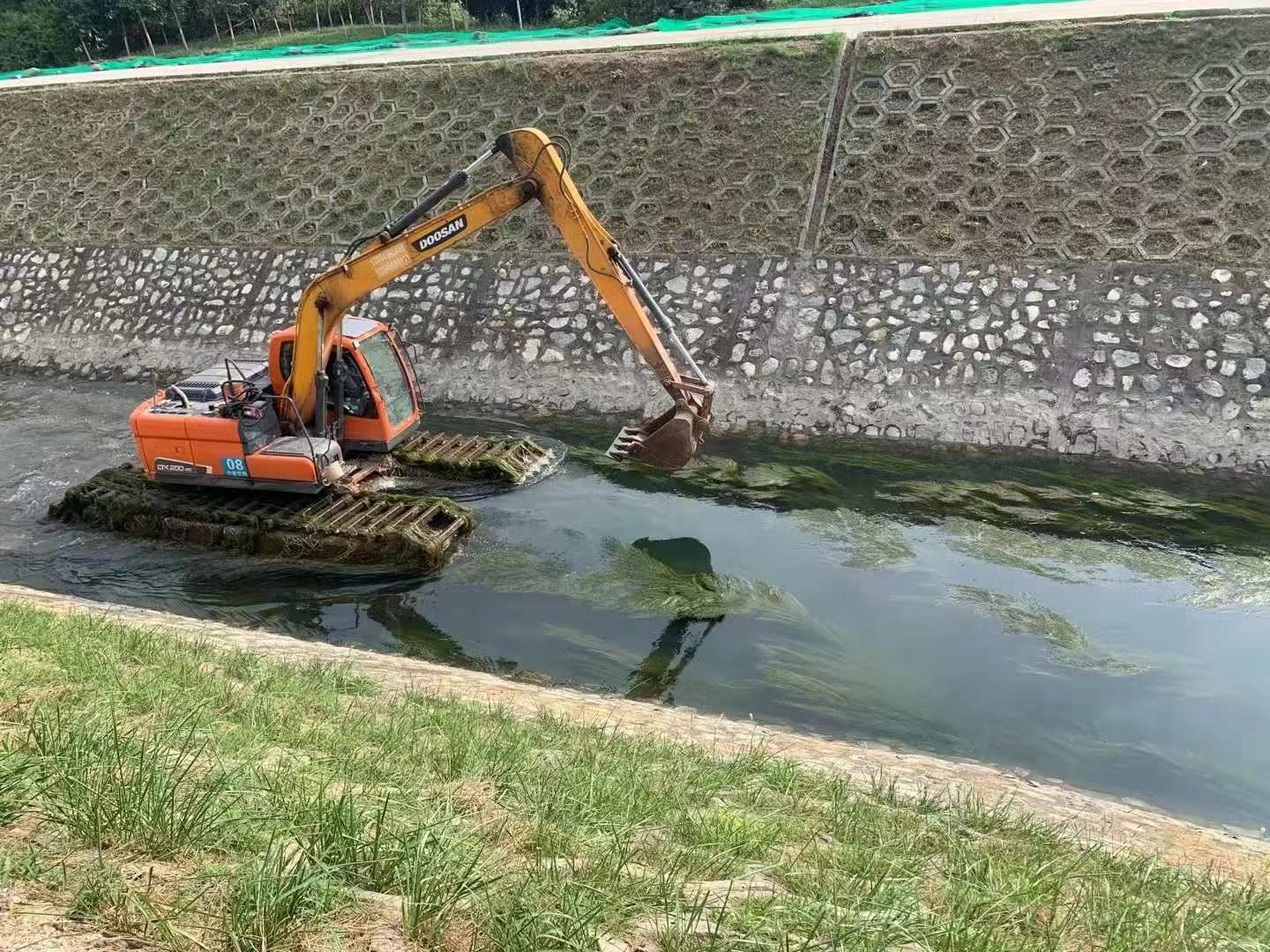 湖州湿地水库挖掘机