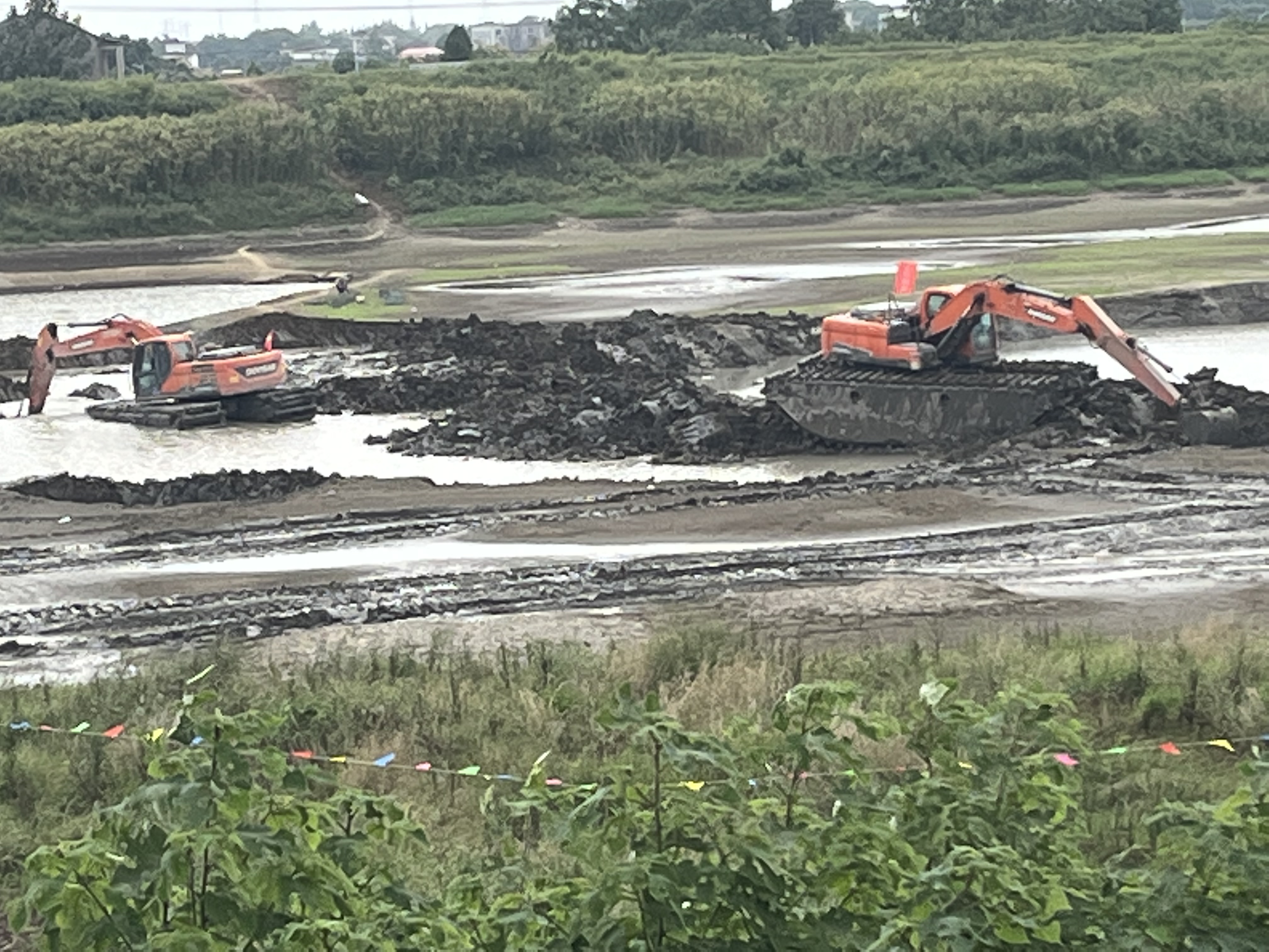郴州湿地水上浮船挖掘机租赁