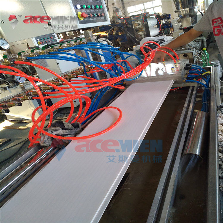 PVC木塑门板生产设备厂家
