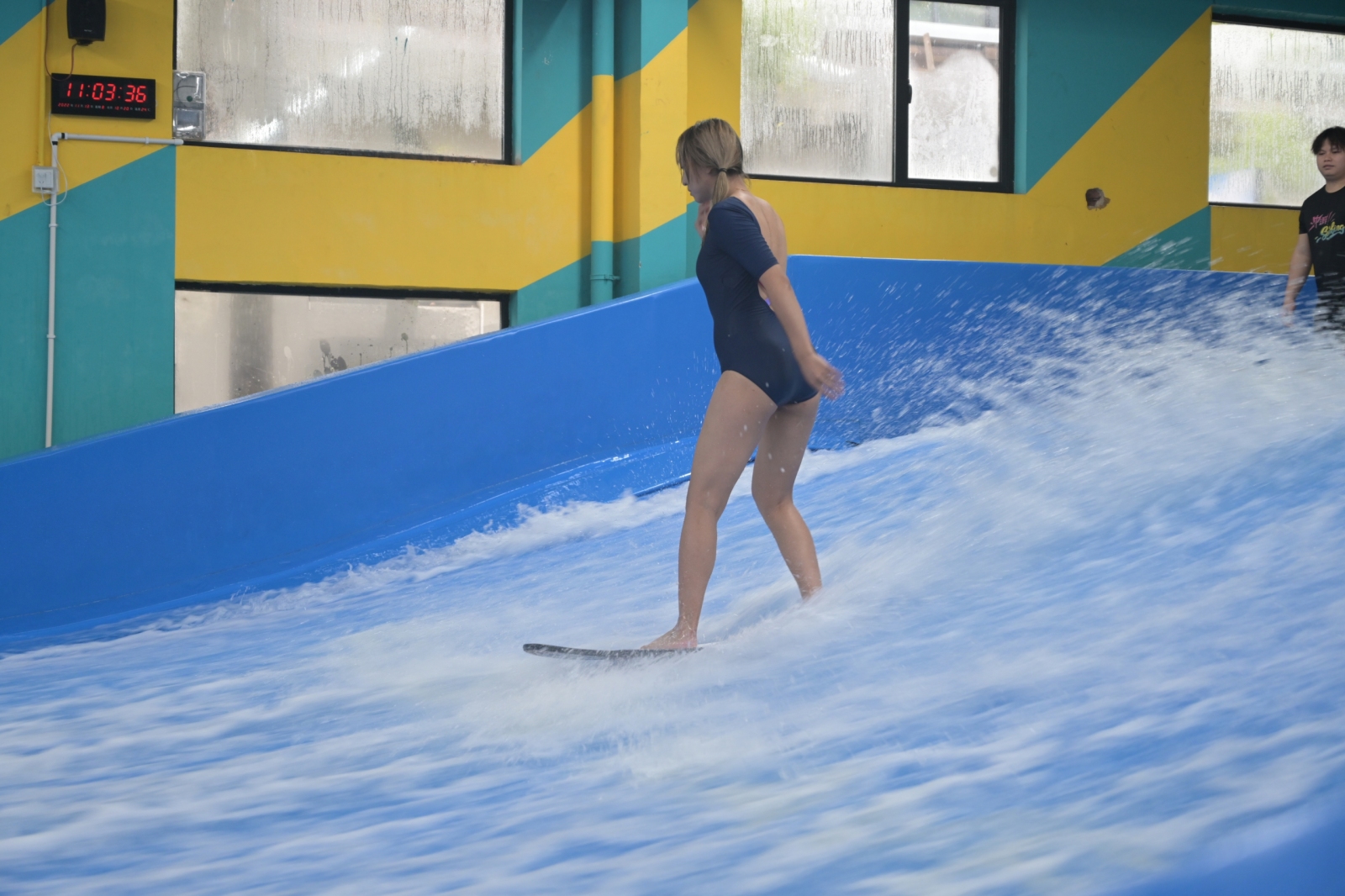 休闲冲浪项目滑板冲浪 活动引流设备 漫波厂家定制游乐设备 单道冲浪模拟器