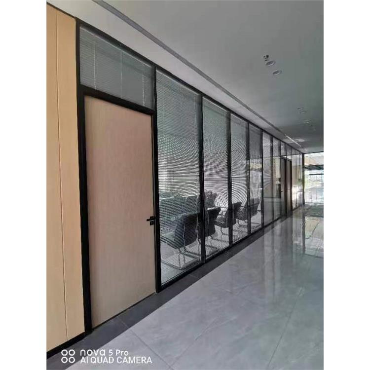 办公百叶玻璃隔断 外观简洁大方 可以与多种室内装修风格匹配