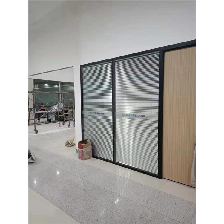 双玻百叶玻璃隔断墙 外观简洁大方 可以与多种室内装修风格匹配