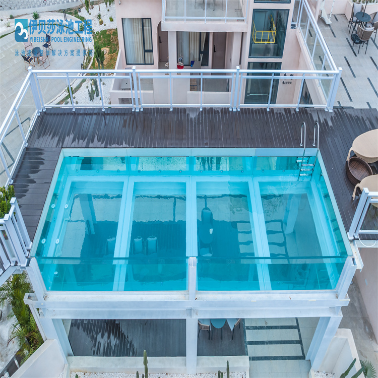 玻璃悬空游泳池