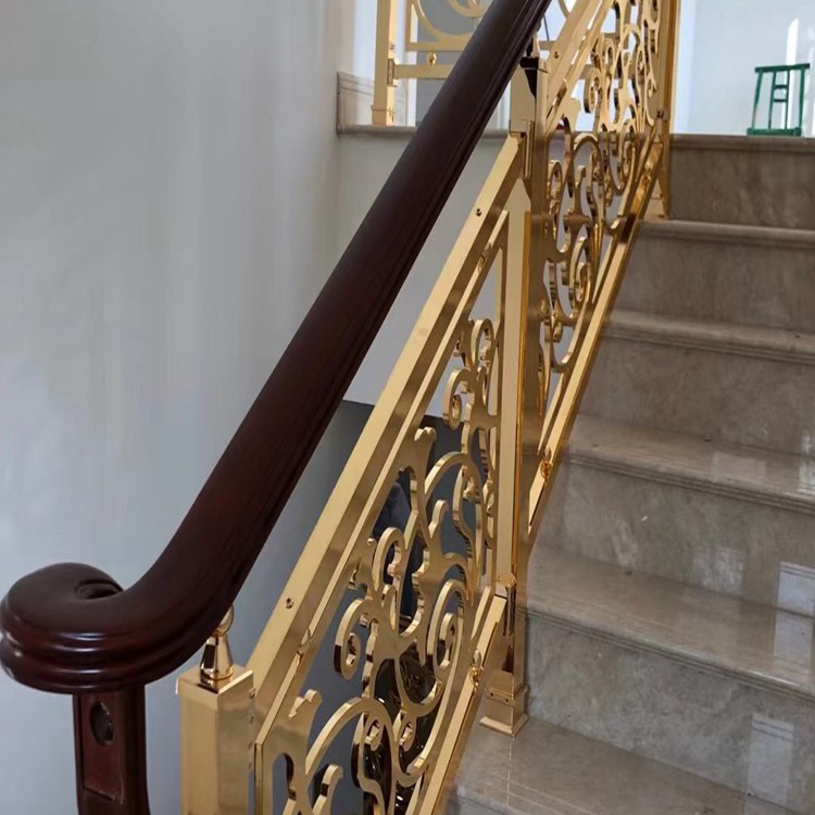 200平小户型别墅装饰订做铝板楼梯扶手镀金栏杆案例