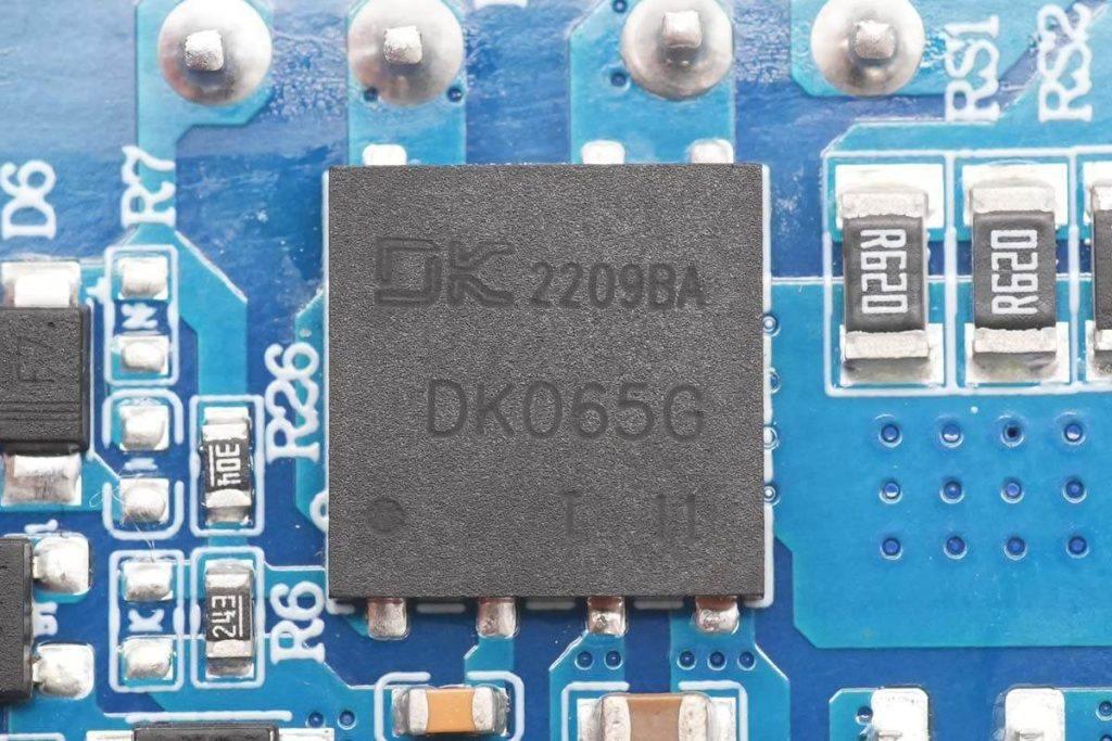 华科生65W快充充电器使用东科合封氮化镓芯片DK065G
