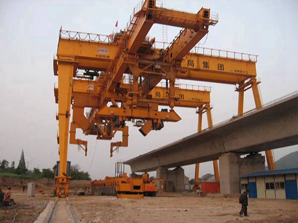 四川自贡300吨单导梁式架桥机