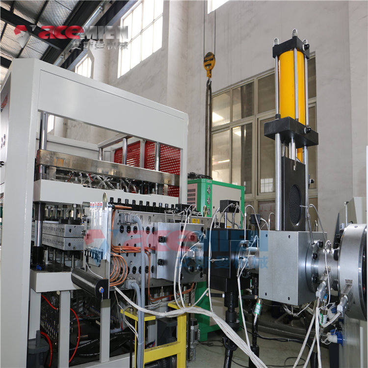 厂家技术支持 艾斯曼机械 塑料中空模板生产线