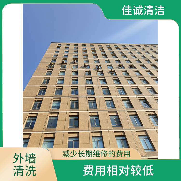 外墙玻璃窗清洗 人员经过培训持证上岗 需要考虑周围环境的安全