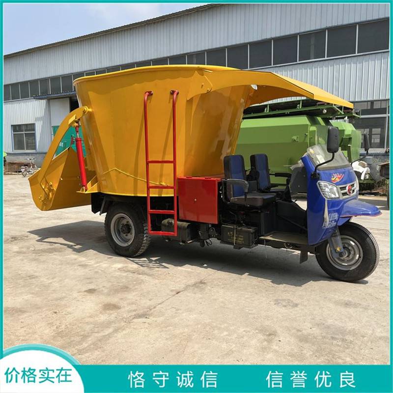 畜牧设备电动投料车 柴油三轮搅拌撒草车 牛羊猪养殖上料机