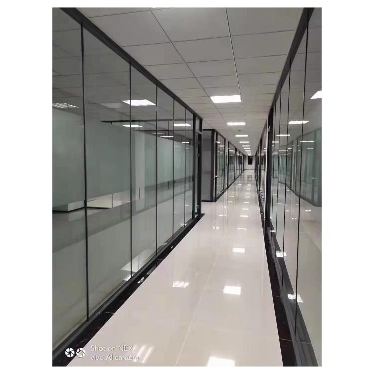 单层玻璃高隔断 自然采光 保持空间的连续性