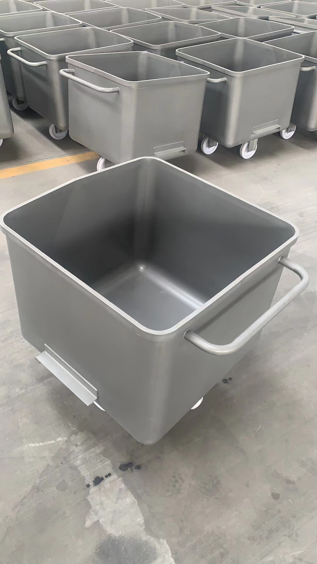 304不锈钢桶车料斗车标准200L桶车食品存储车.