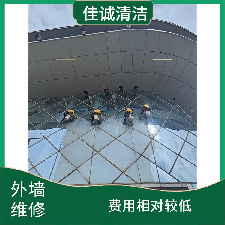 怀柔区建筑物外墙打胶电话 费用相对较低 拥有多种高空作业设备
