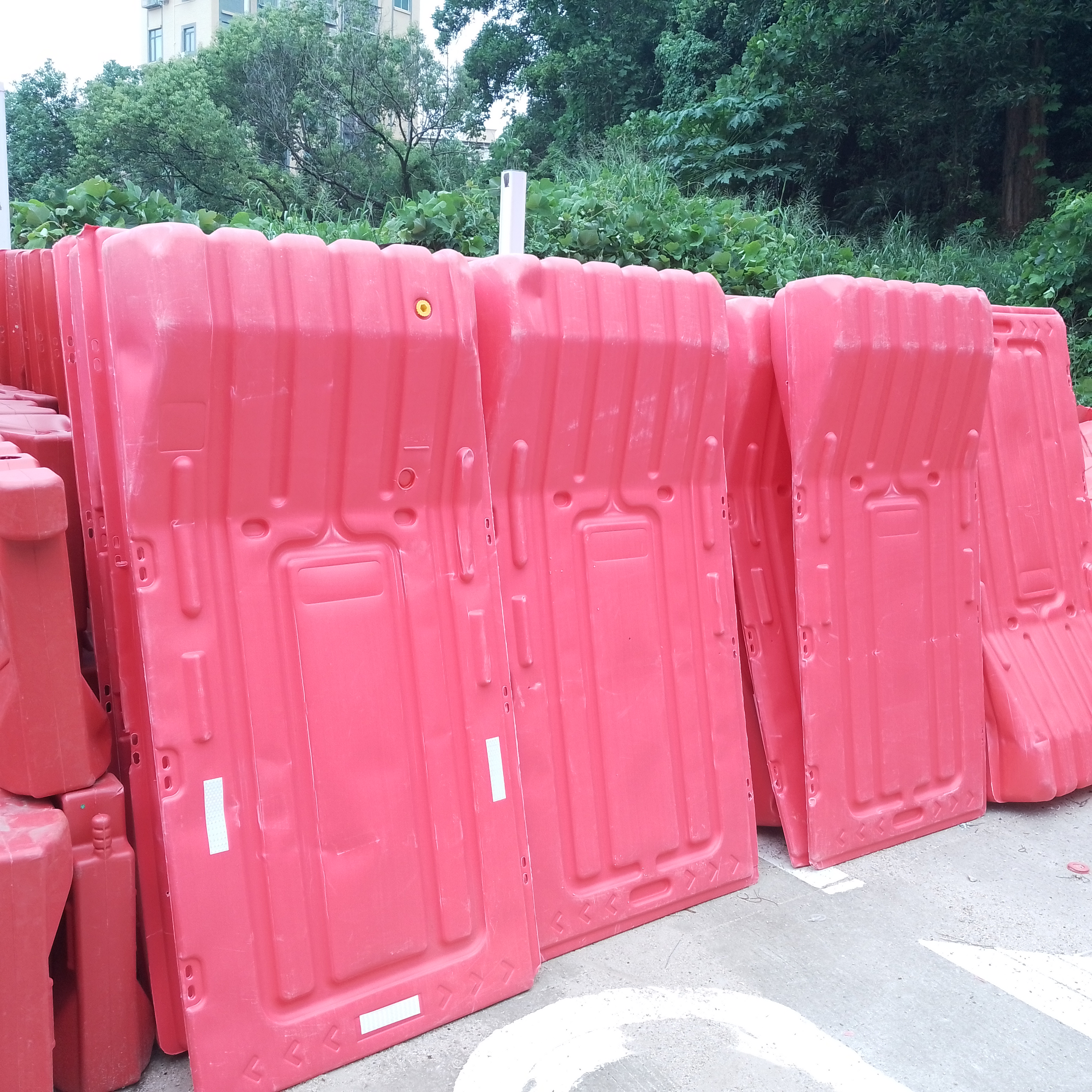 惠州市 长期出售 水马围挡 工地施工围蔽 红色塑料围栏 二手水马出租 回收