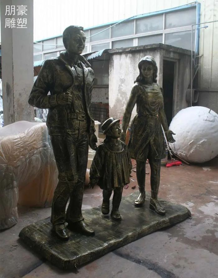 钛金一家人铜雕价格 发光元素展品 通用社区一家人铜雕