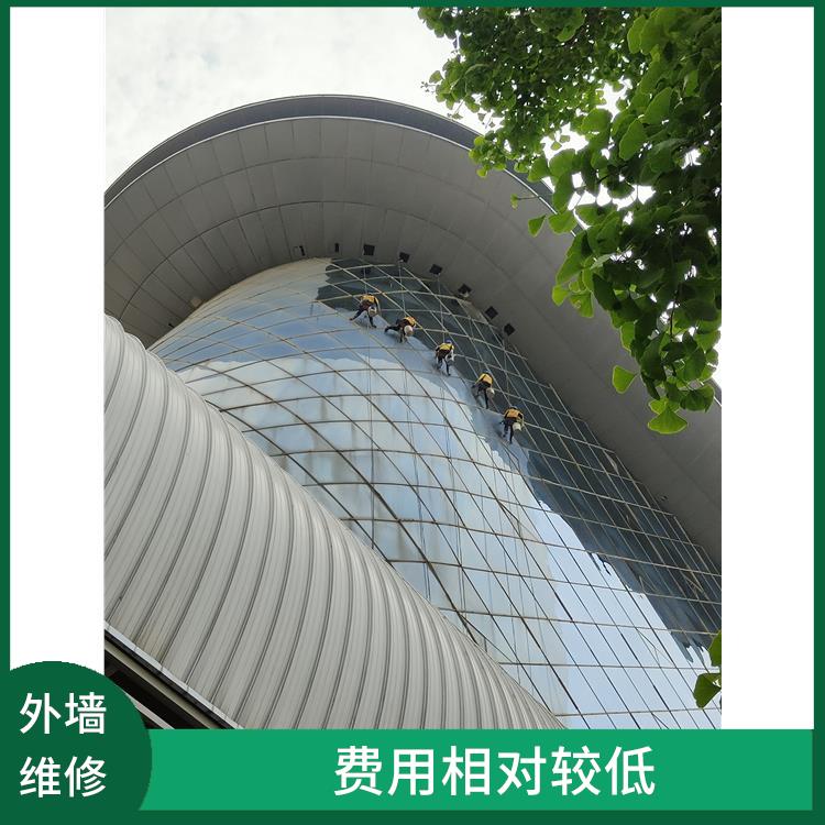 房山区建筑物外墙打胶公司 费用相对较低 拥有多种高空作业设备