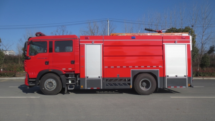 豪沃8吨水罐消防车,泡沫消防车,湖北江南消防车厂家