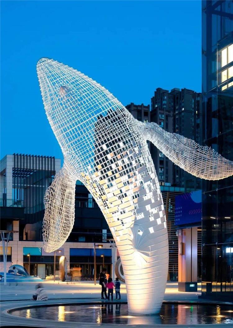 不锈钢丝编制的镂空鲸鱼雕塑