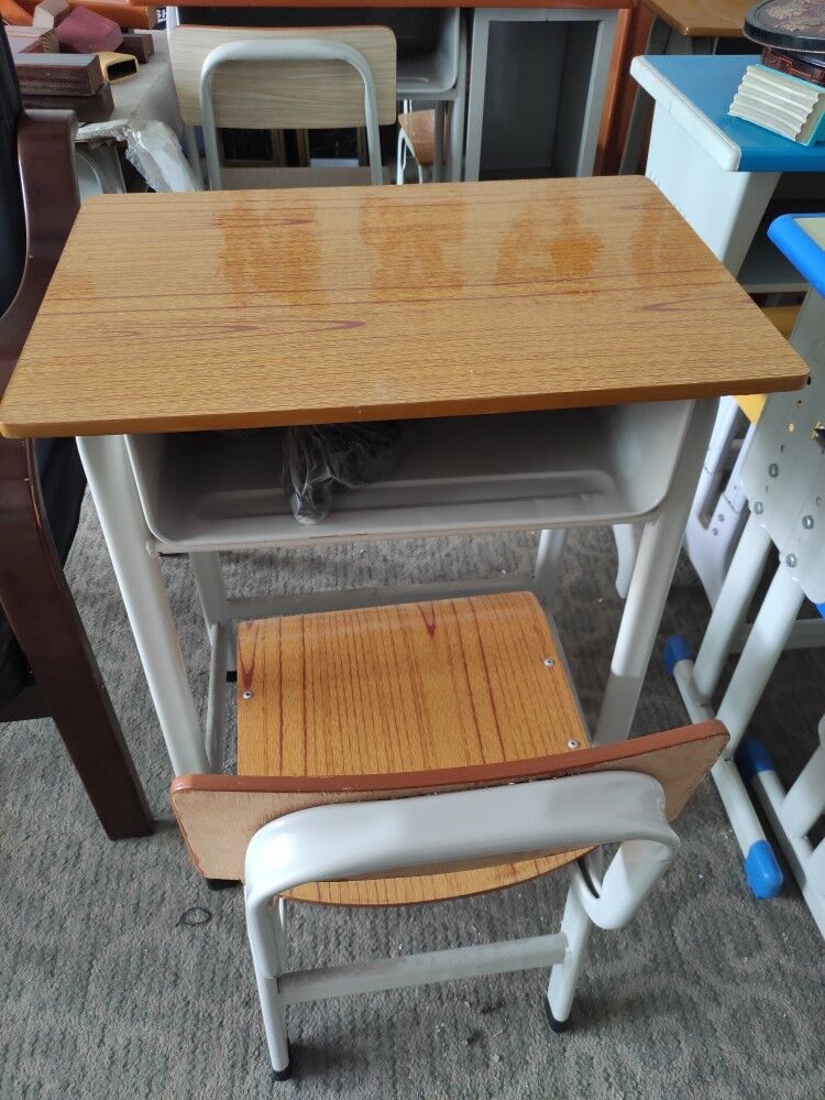 批发供应南宁马山中小学生课桌椅,多层板课桌椅