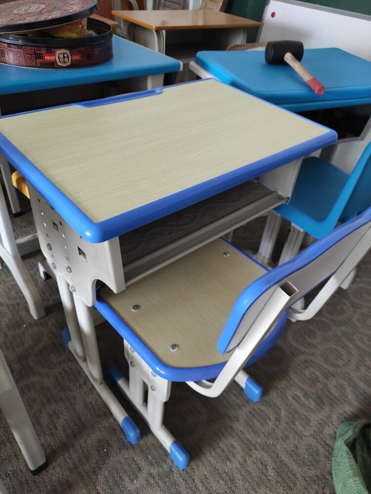 批发供应百色隆林中小学生课桌椅,杂木课桌椅