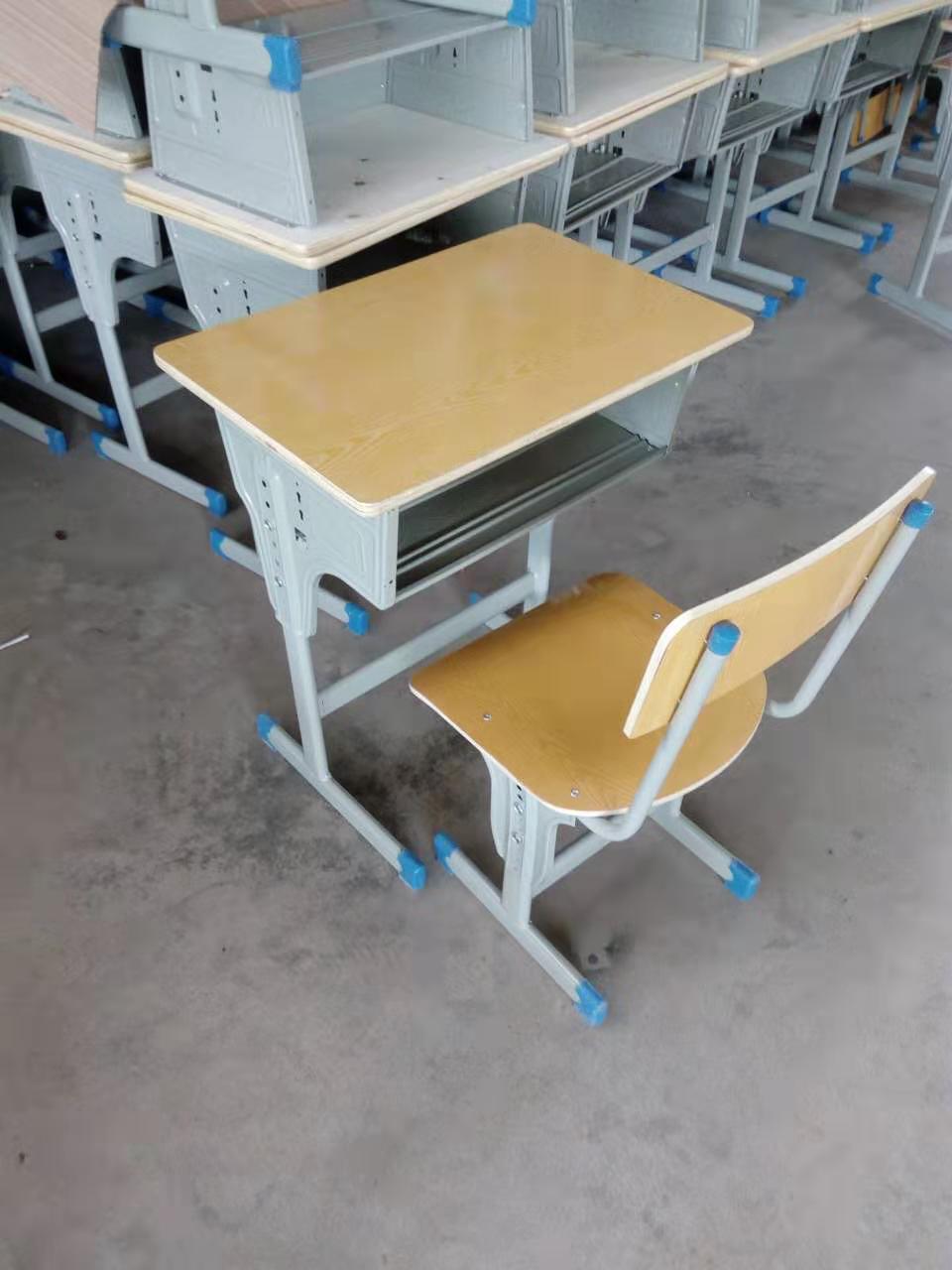 批发供应桂林恭城高中生课桌椅,实木的课桌椅