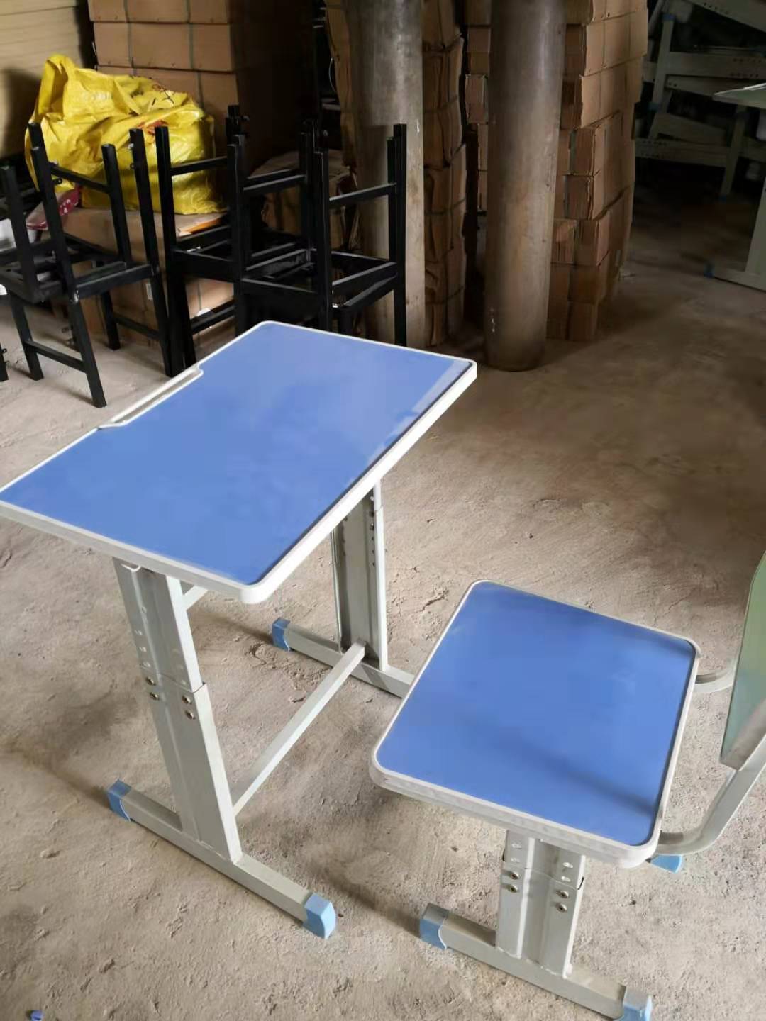 批发供应南宁上林中小学生课桌椅,木质课桌椅款式