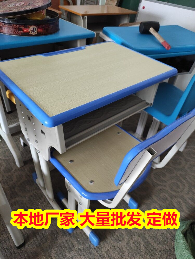 批发供应南宁江南学生课桌椅供应商,木质课桌椅款式