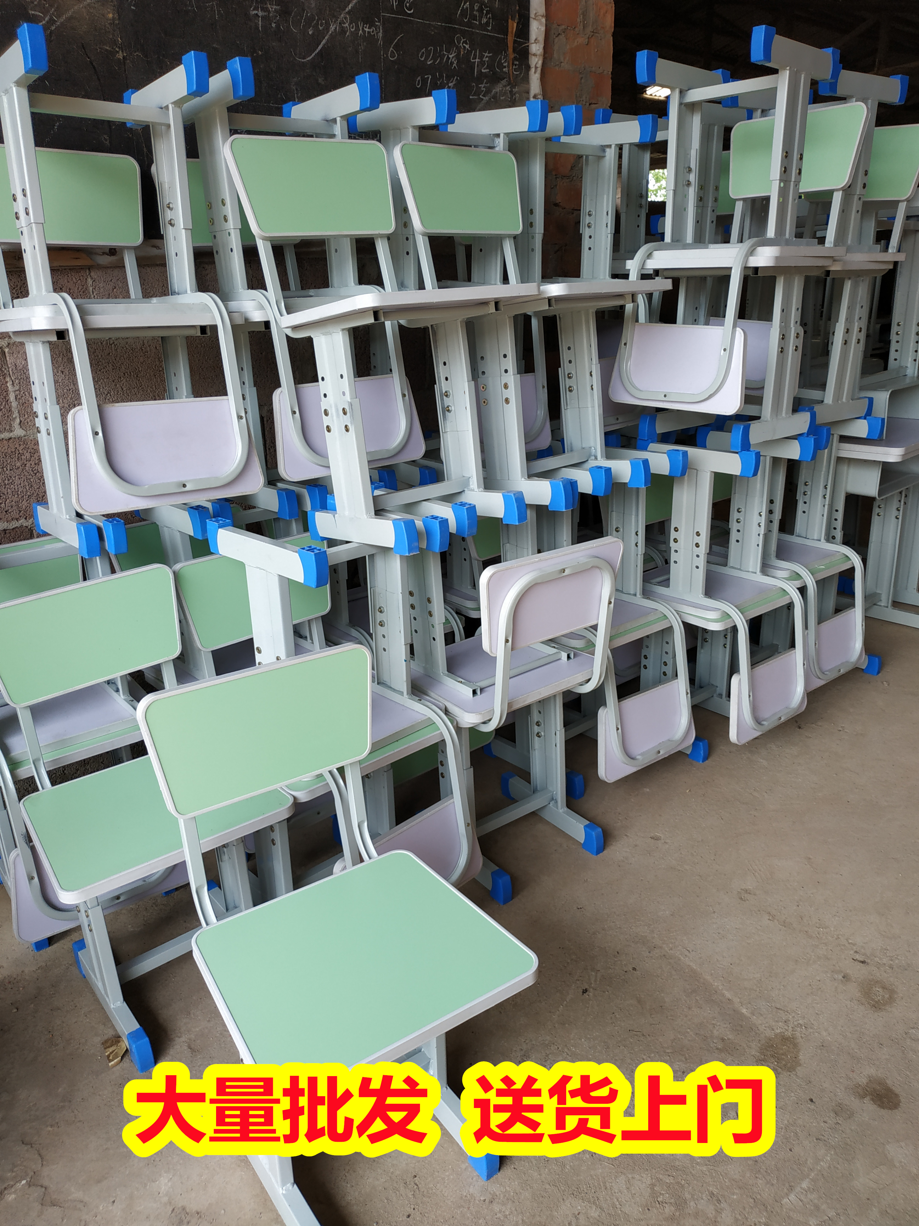 批发供应南宁上林中小学生课桌椅,木质课桌椅款式