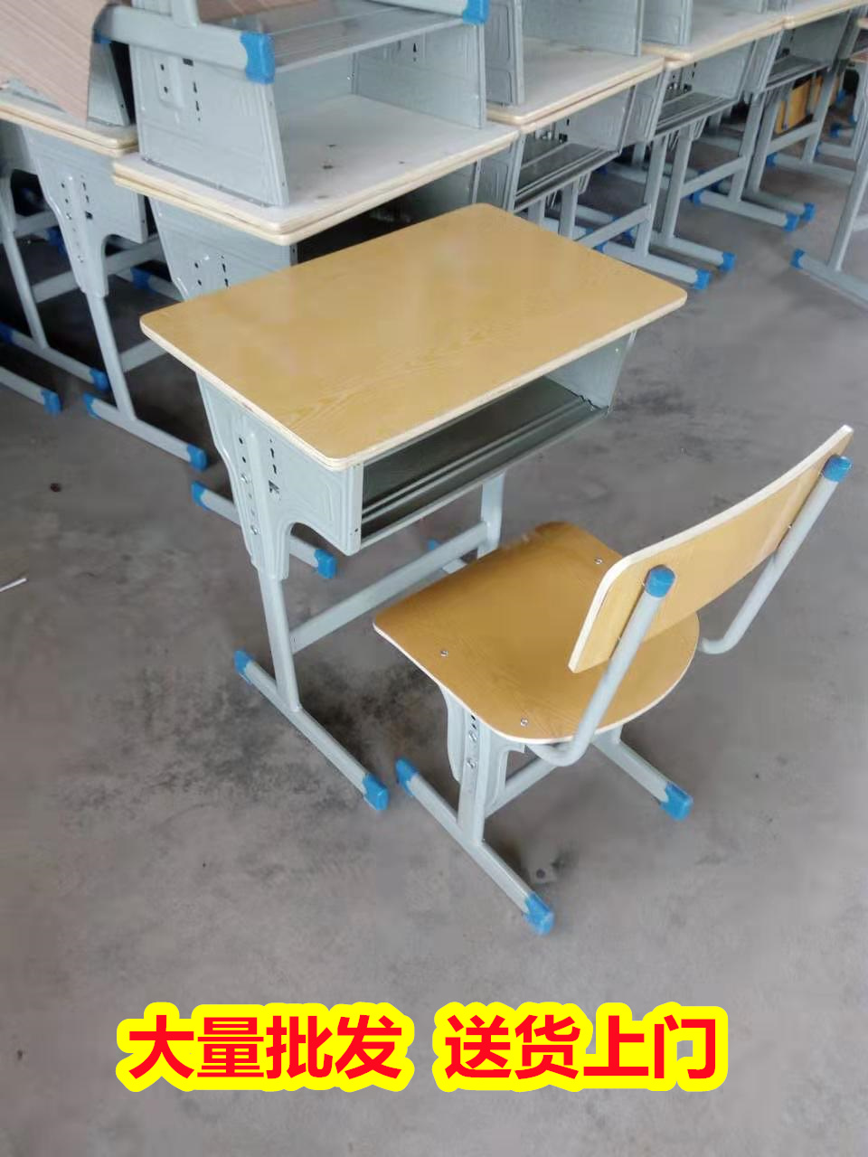 批发供应柳州融水单人课桌椅厂家,单人实木课桌椅