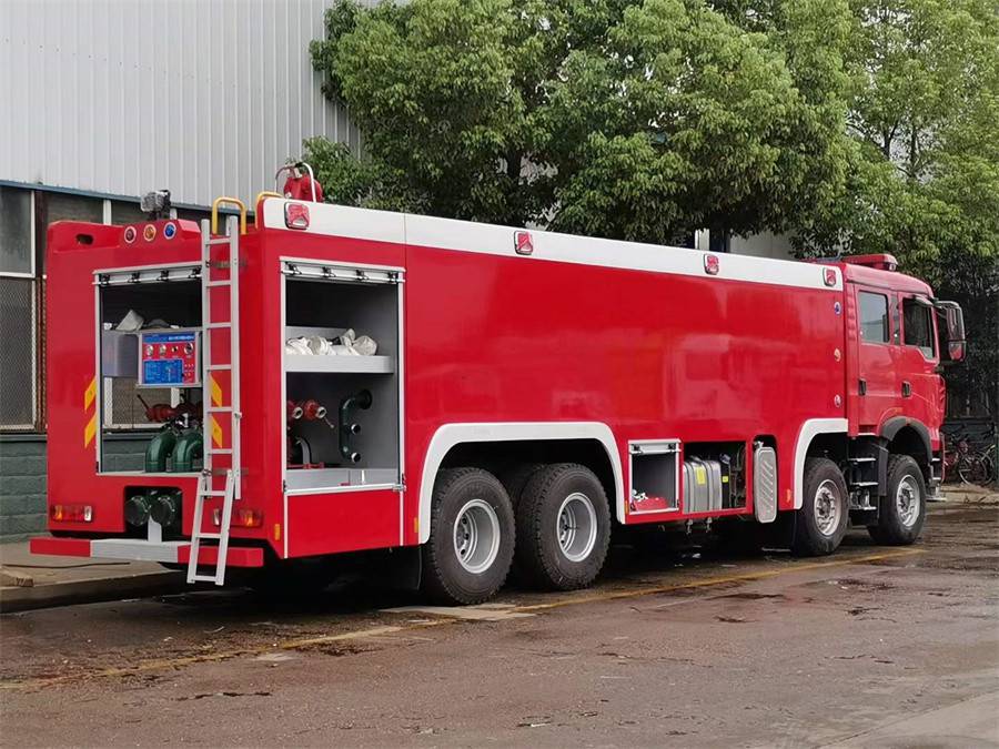 重汽豪沃25吨泡沫消防车 石油化工厂灭火救援车