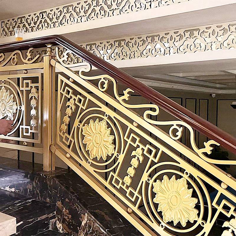 来 宾 新中式楼梯这样设计雕花纯铜护栏 瞬间感受诗和远方