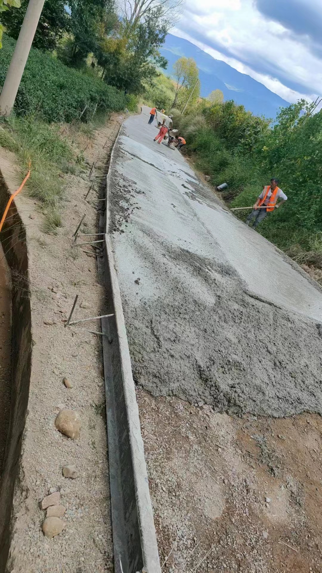 迪庆30公分路沿钢模板加工定制 国道乡道水泥路面成型模