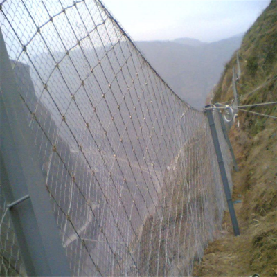 护坡铁丝网勾花网围栏边坡挂网高速公路边钢丝绳网环形缠绕拦石网