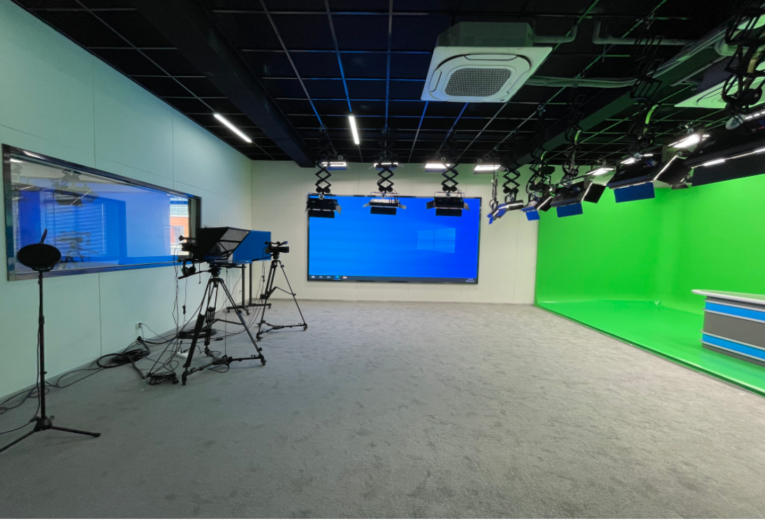 真三维演播室虚拟校园电视台小型直播间声学灯光装修全套方案